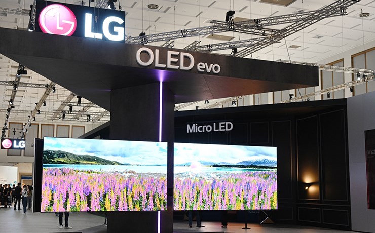 LG-booth_97-OLED.jpg